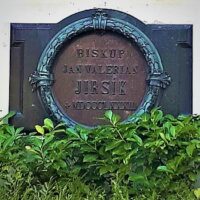 Biskup V. Kročil navštívil hrob J. V. Jirsíka