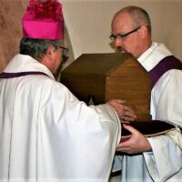 33. Č. BUDĚJOVICE: Slavnostní uložení ostatků bl. Jindřicha Libraria