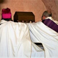 34. Č. BUDĚJOVICE: Slavnostní uložení ostatků bl. Jindřicha Libraria