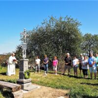 6. KESTŘANY: Slavnostní žehnání obnoveného kříže
