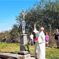 11. KESTŘANY: Slavnostní žehnání obnoveného kříže