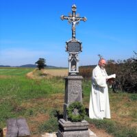 13. KESTŘANY: Slavnostní žehnání obnoveného kříže