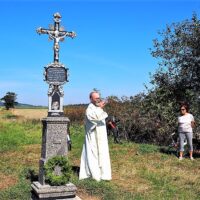 14. KESTŘANY: Slavnostní žehnání obnoveného kříže