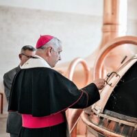 Diecézní biskup požehnal ležák v Budějovickém Budvaru