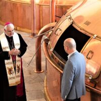 1. Diecézní biskup požehnal ležák v Budějovickém Budvaru