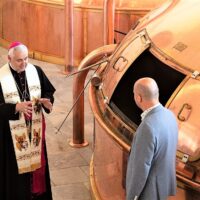 2. Diecézní biskup požehnal ležák v Budějovickém Budvaru