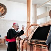 4. Diecézní biskup požehnal ležák v Budějovickém Budvaru