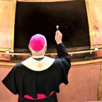 5. Diecézní biskup požehnal ležák v Budějovickém Budvaru