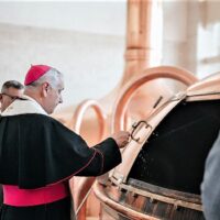 6. Diecézní biskup požehnal ležák v Budějovickém Budvaru