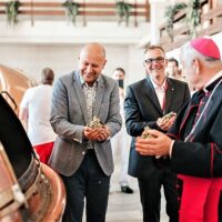 7. Diecézní biskup požehnal ležák v Budějovickém Budvaru