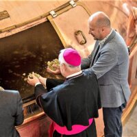 8. Diecézní biskup požehnal ležák v Budějovickém Budvaru