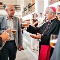 10. Diecézní biskup požehnal ležák v Budějovickém Budvaru