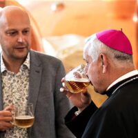 11. Diecézní biskup požehnal ležák v Budějovickém Budvaru