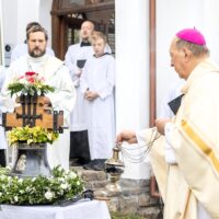 12. HODKOV: Poutní bohoslužba se svěcením zvonu