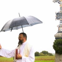 8. ROJICE U RADOMYŠLE: Žehnání obnoveného kříže