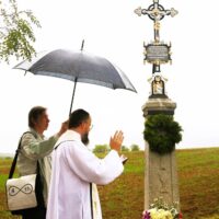 10. ROJICE U RADOMYŠLE: Žehnání obnoveného kříže