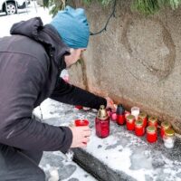 TŘEBOŇ: Pietní setkání a minuta ticha za oběti střelby na FF UK