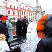 9. TŘEBOŇ: Pietní setkání a minuta ticha za oběti střelby na FF UK
