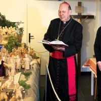1. BECHYNĚ: Otec biskup Pavel požehnal unikátní pašijový betlém