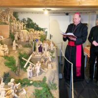 2. BECHYNĚ: Otec biskup Pavel požehnal unikátní pašijový betlém