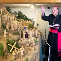 3. BECHYNĚ: Otec biskup Pavel požehnal unikátní pašijový betlém