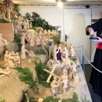 4. BECHYNĚ: Otec biskup Pavel požehnal unikátní pašijový betlém