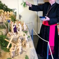 5. BECHYNĚ: Otec biskup Pavel požehnal unikátní pašijový betlém