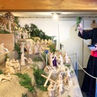 6. BECHYNĚ: Otec biskup Pavel požehnal unikátní pašijový betlém