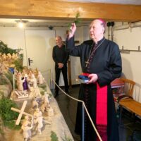 7. BECHYNĚ: Otec biskup Pavel požehnal unikátní pašijový betlém