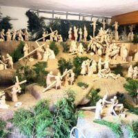 12. BECHYNĚ: Otec biskup Pavel požehnal unikátní pašijový betlém