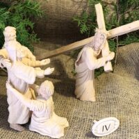 14. BECHYNĚ: Otec biskup Pavel požehnal unikátní pašijový betlém