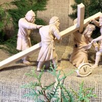 15. BECHYNĚ: Otec biskup Pavel požehnal unikátní pašijový betlém