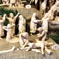 16. BECHYNĚ: Otec biskup Pavel požehnal unikátní pašijový betlém