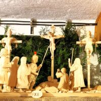 17. BECHYNĚ: Otec biskup Pavel požehnal unikátní pašijový betlém