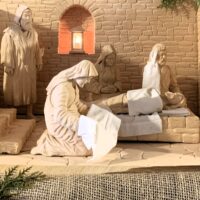 18. BECHYNĚ: Otec biskup Pavel požehnal unikátní pašijový betlém