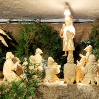 21. BECHYNĚ: Otec biskup Pavel požehnal unikátní pašijový betlém