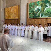 12. Předání pověření absolventům „Kurzu pro služebníky Eucharistie“