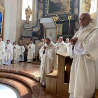 13. Předání pověření absolventům „Kurzu pro služebníky Eucharistie“