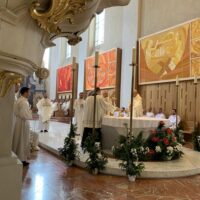 16. Předání pověření absolventům „Kurzu pro služebníky Eucharistie“