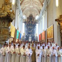 22. Předání pověření absolventům „Kurzu pro služebníky Eucharistie“