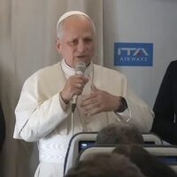 Papež Lev XIV. odpovídá v letadle na otázky novinářů (23. 4. 2026)