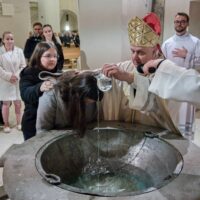 Velikonoční vigilie se křty v českobudějovické katedrále